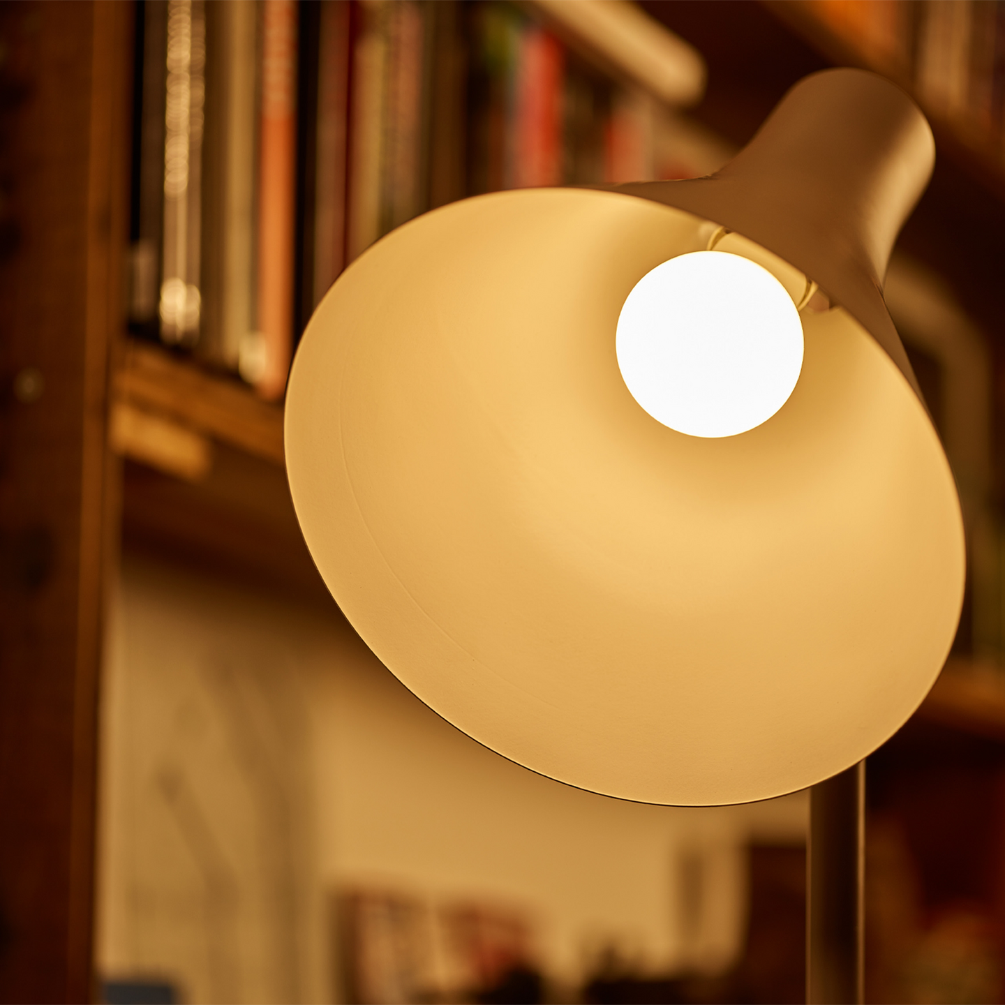 Led-mainoslamppu Philips Ultra Efficient P45 485lm 2,3W E27 2700K huurrettu