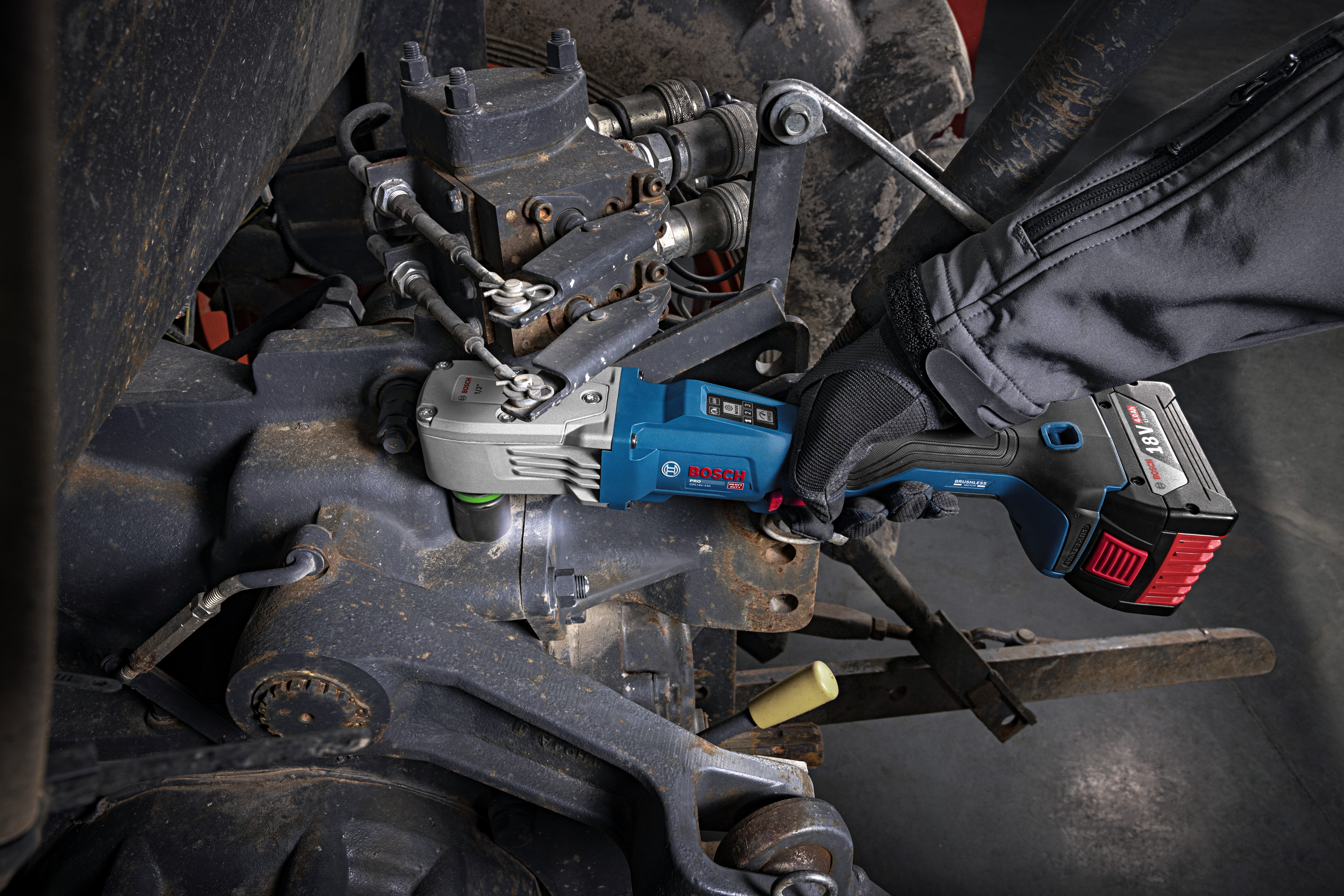 Iskevä kulmamutterinväännin Bosch PRO GRS18V-330 Solo