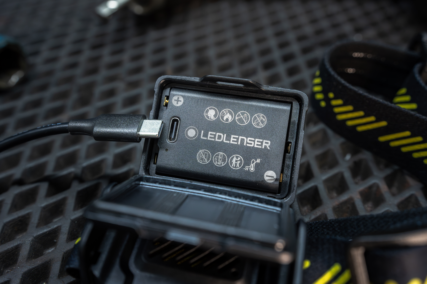 Otsavalaisin Ledlenser HF4R Pro ladattava 650lm keltainen