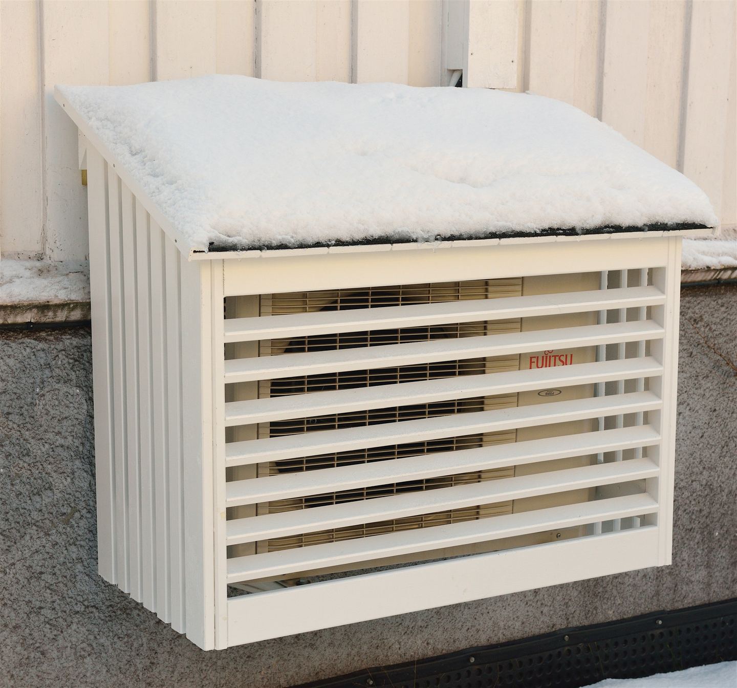 Varmepumpehus hvitmalt - Arnøy