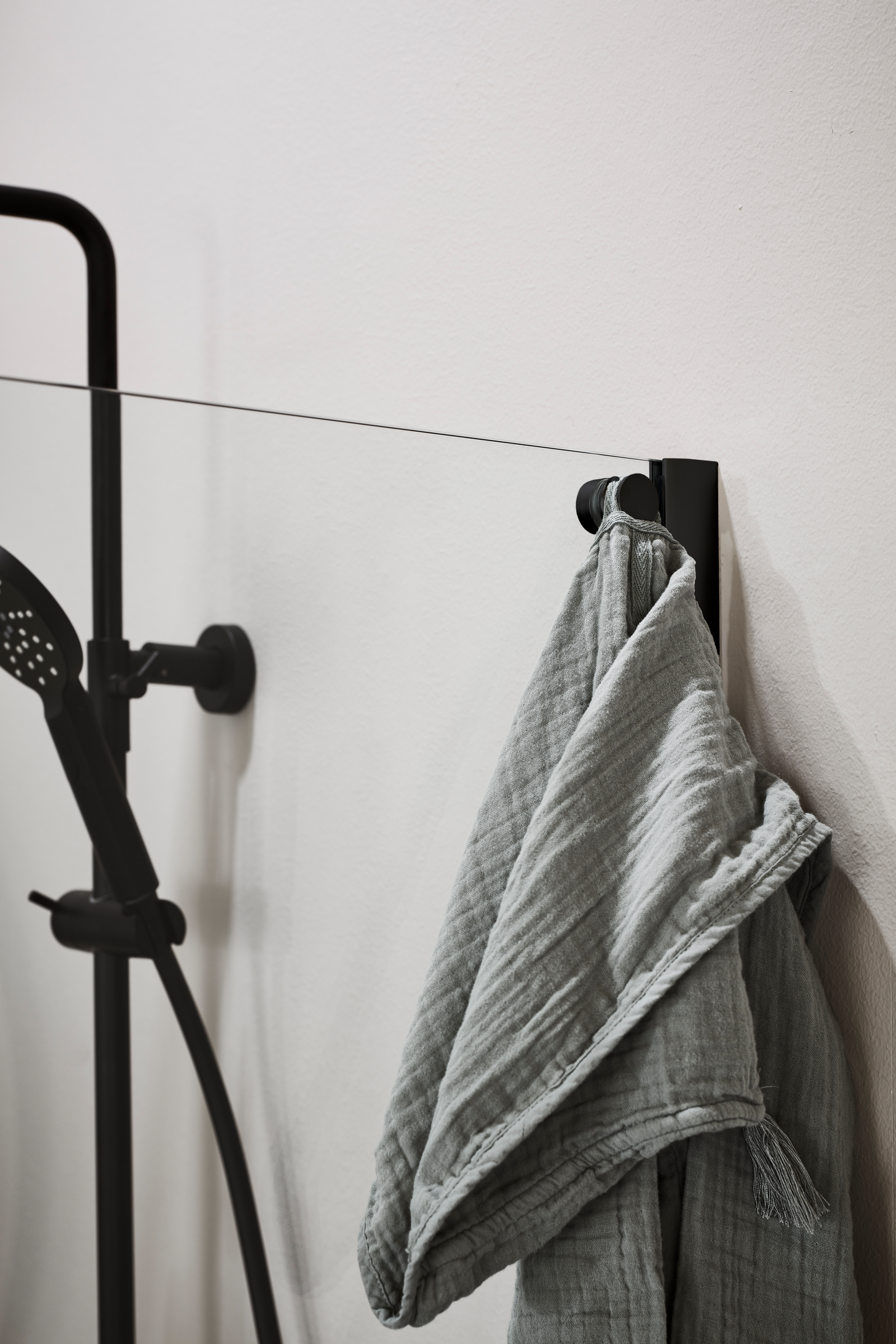 DUSCHVÄGG NORO FROST DV 70 SVART, KLARGLAS