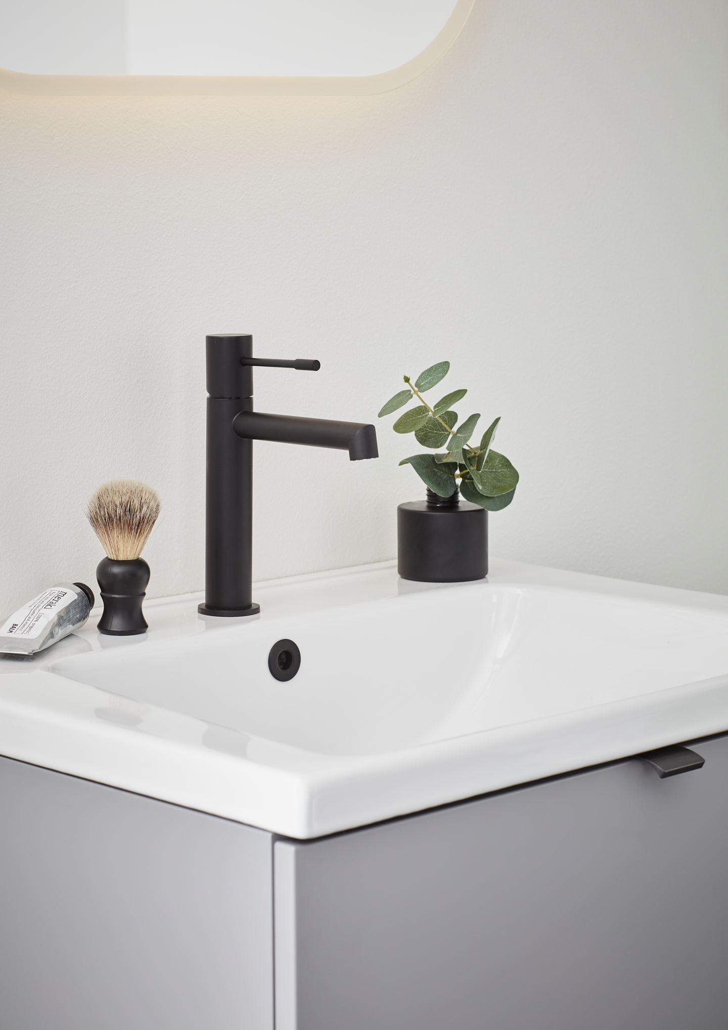 TVÄTTSTÄLLSBLANDARE HAFA SHAPE LÅG, SVART