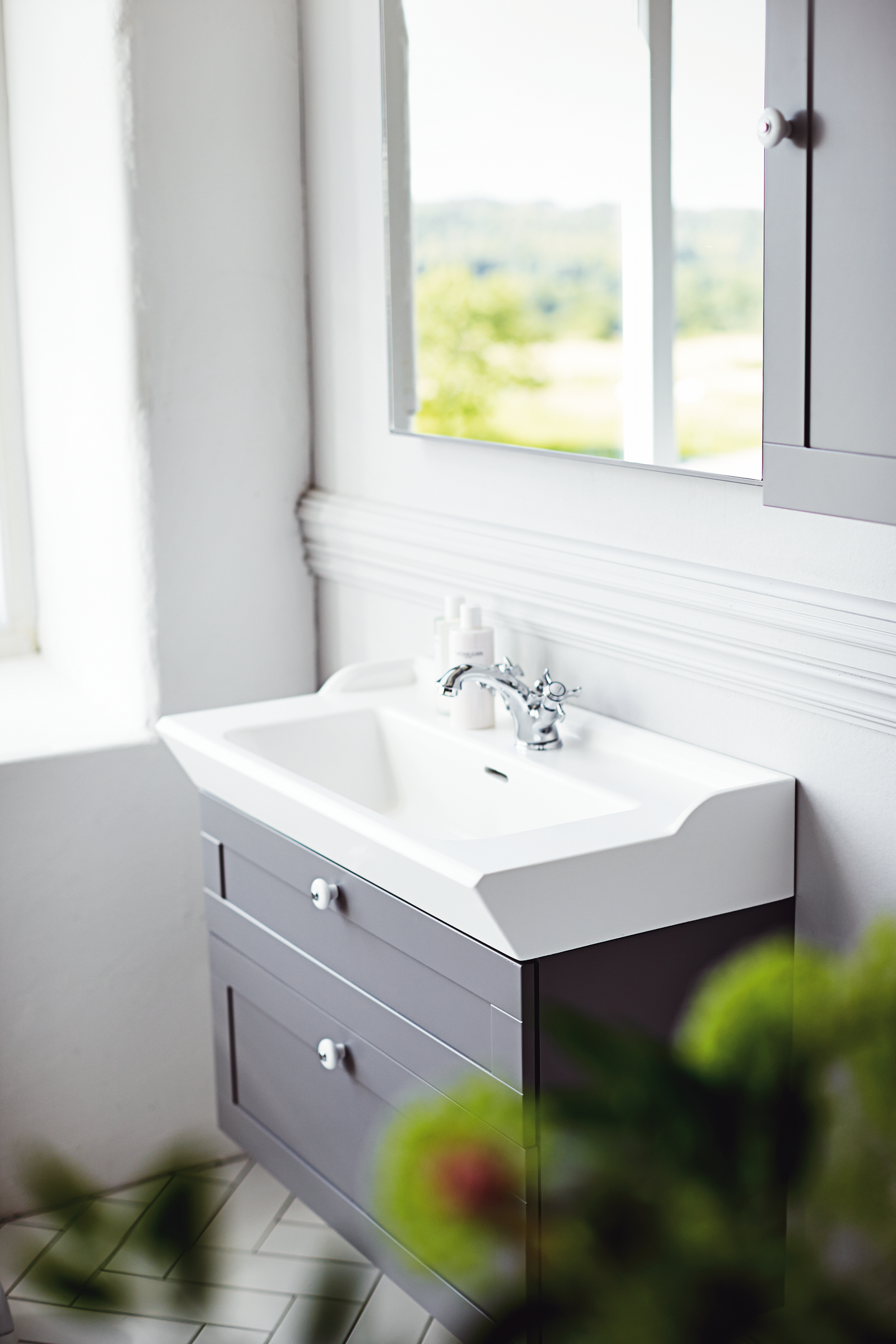 Allaskaappi Svedbergs stil 80x45cm harmaa laatikolla