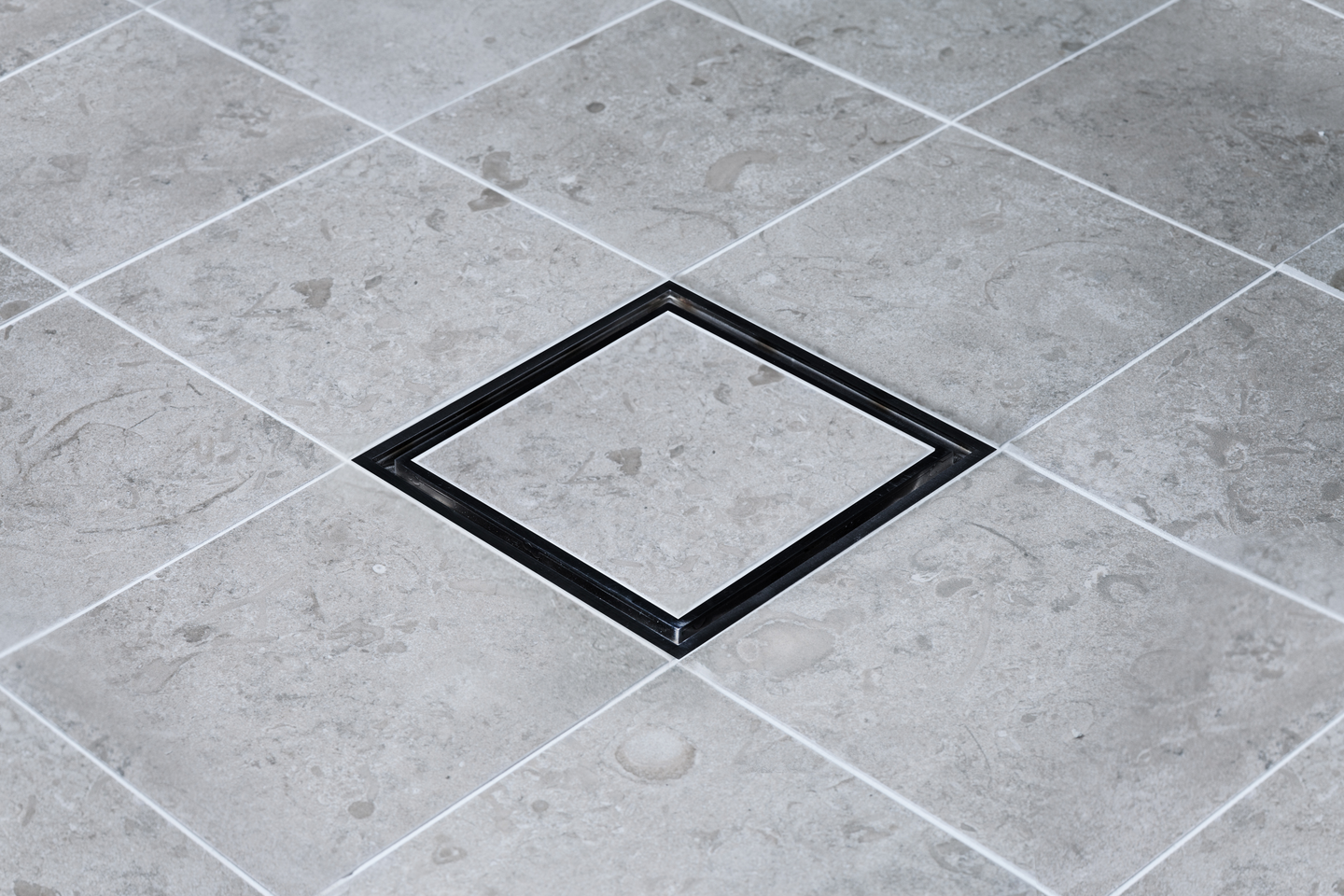 GOLVBRUNNSSIL TILE IN BLACK TEBO