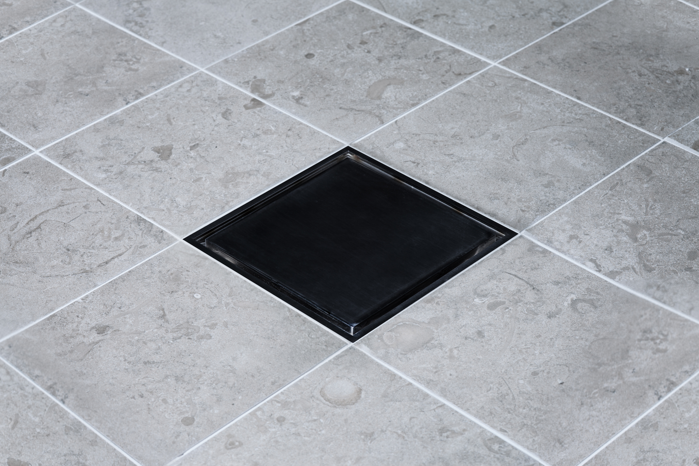 GOLVBRUNNSSIL TILE IN BLACK TEBO