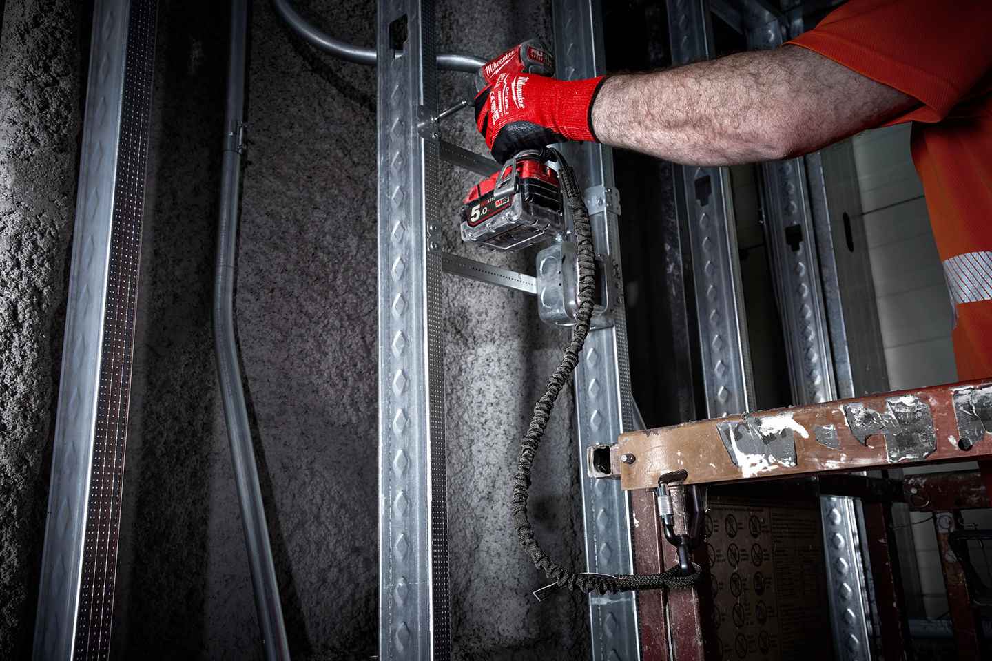 SÄKERHETSLINA MILWAUKEE TILL VERKTYGSSELE KARBINHAKE 6,8KG