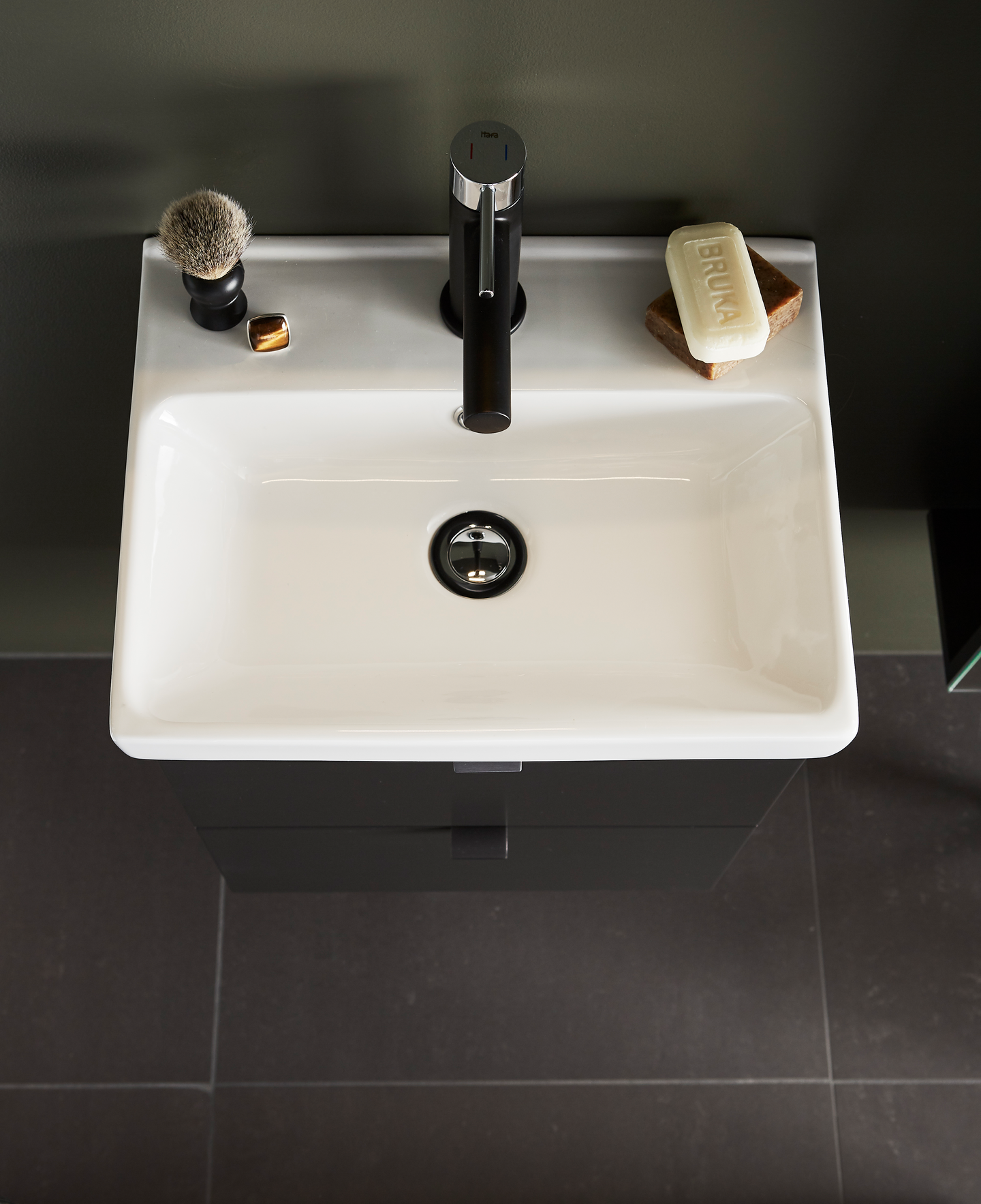 TVÄTTSTÄLLSSKÅP HAFA NEAT LUCKOR ANTRACIT 550 MED TVÄTTSTÄLL