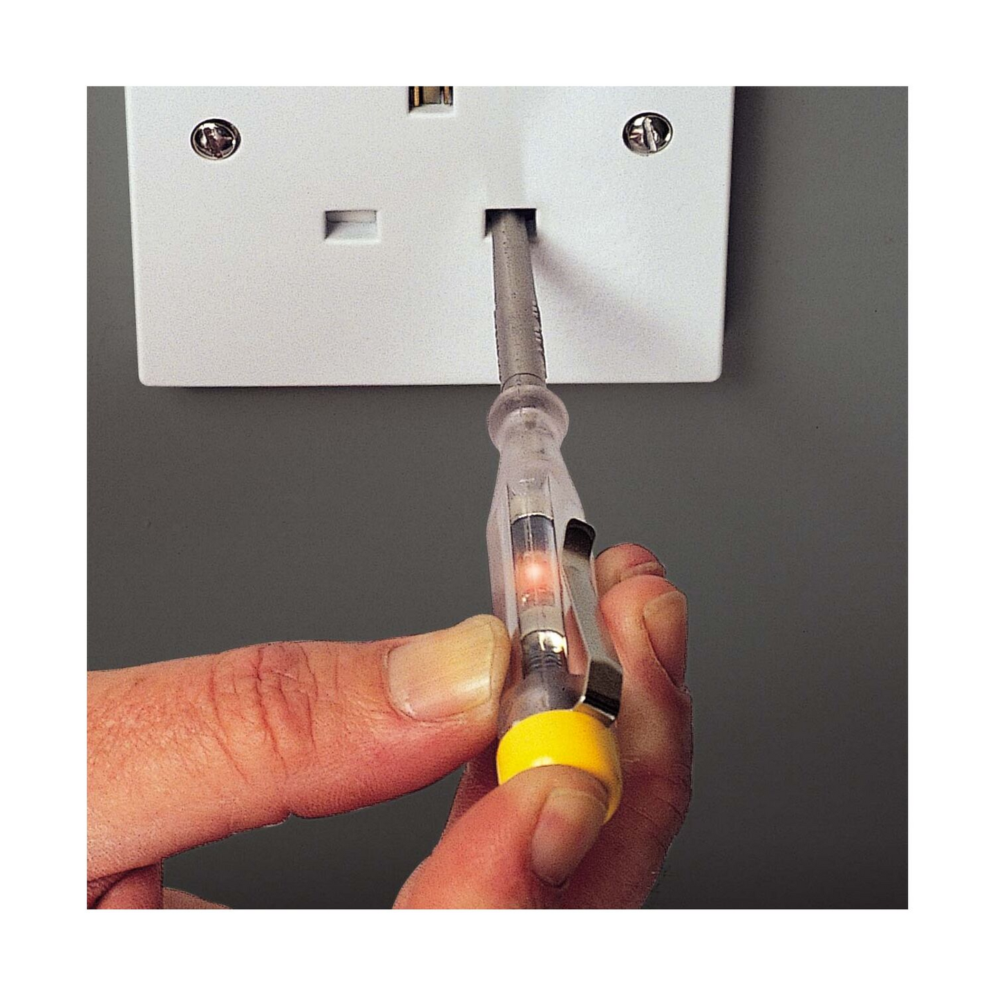 Jännitteenkoitin Stanley 220-250V