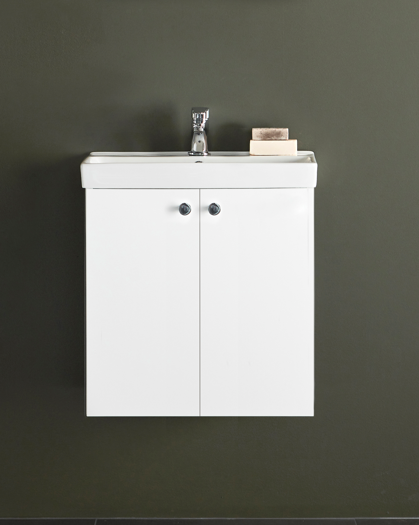 TVÄTTSTÄLLSSKÅP HAFA NEAT LUCKOR VIT 550 MED TVÄTTSTÄLL