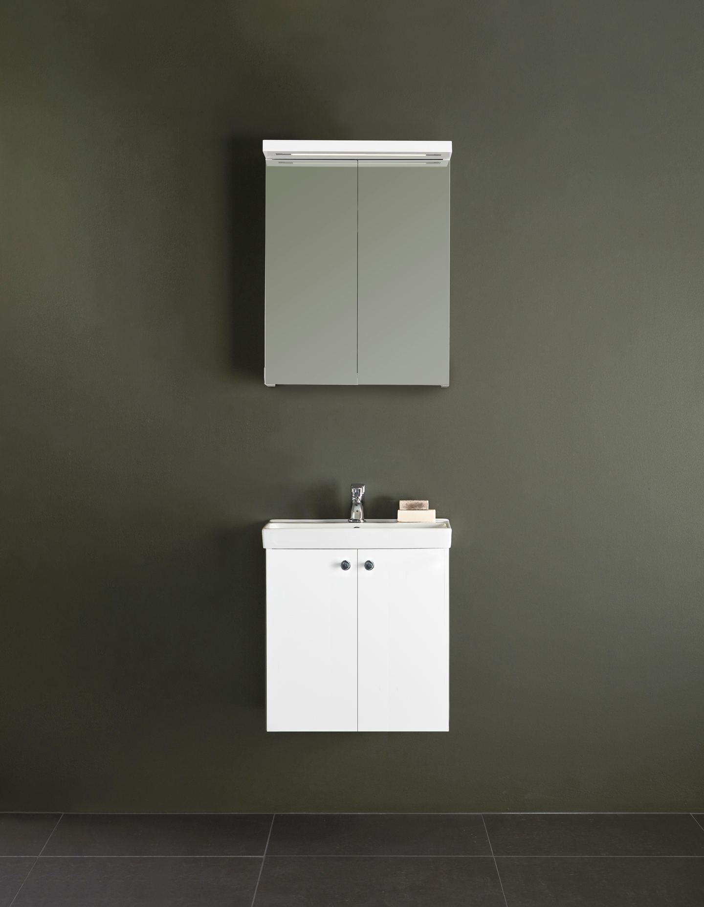 TVÄTTSTÄLLSSKÅP HAFA NEAT LUCKOR VIT 550 MED TVÄTTSTÄLL