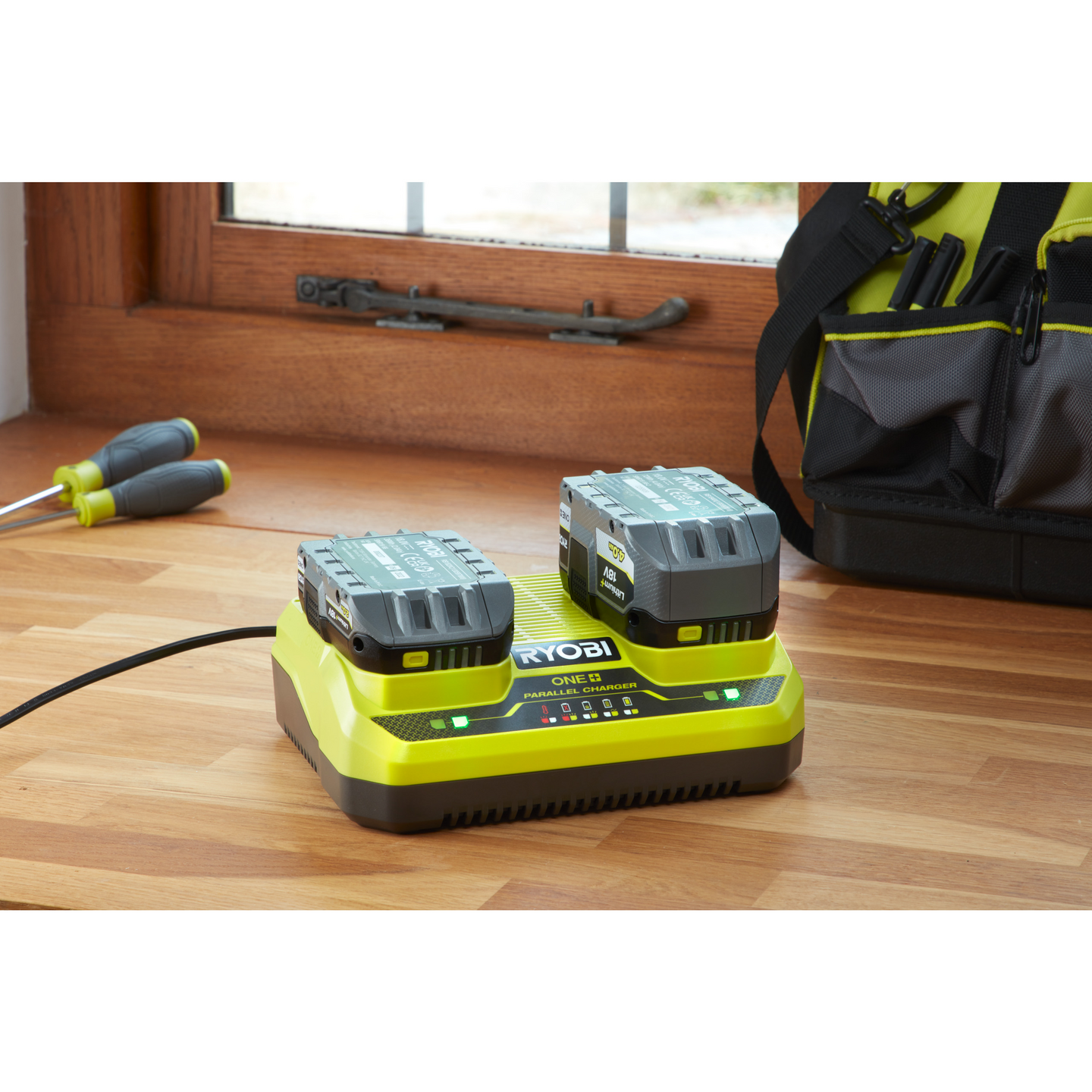 DUBBELLADDARE RYOBI RC18240