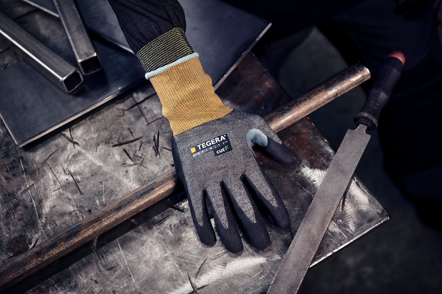 SKÄRSKYDDSHANDSKE 8815  8 SYNTETDOPPAD INFINITY TEGERA