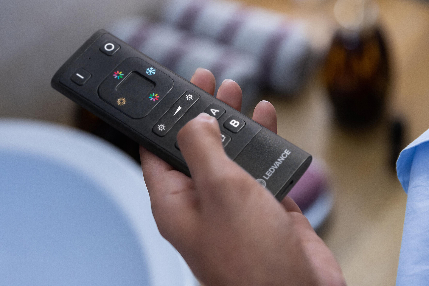 Kaukosäädin LEDVANCE SMART+ WiFi RGB+TW USB-C ladattava musta