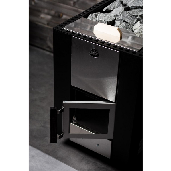 Puukiuas Narvi Kuru 20 vesisäiliö oikealla