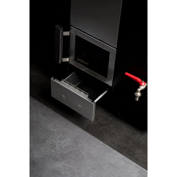 Puukiuas Narvi Kuru 20 vesisäiliö oikealla