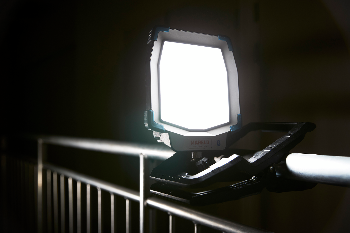 ARBETSLAMPA SHINY 5000 RE APP MED FÄSTE MARELD