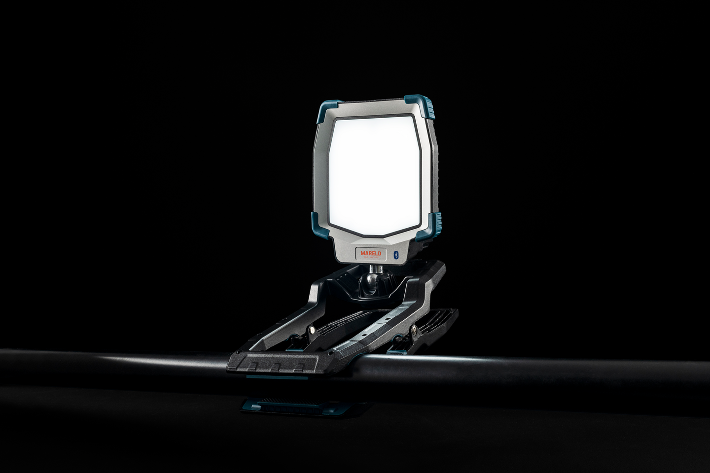 ARBETSLAMPA SHINY 5000 RE APP MED FÄSTE MARELD