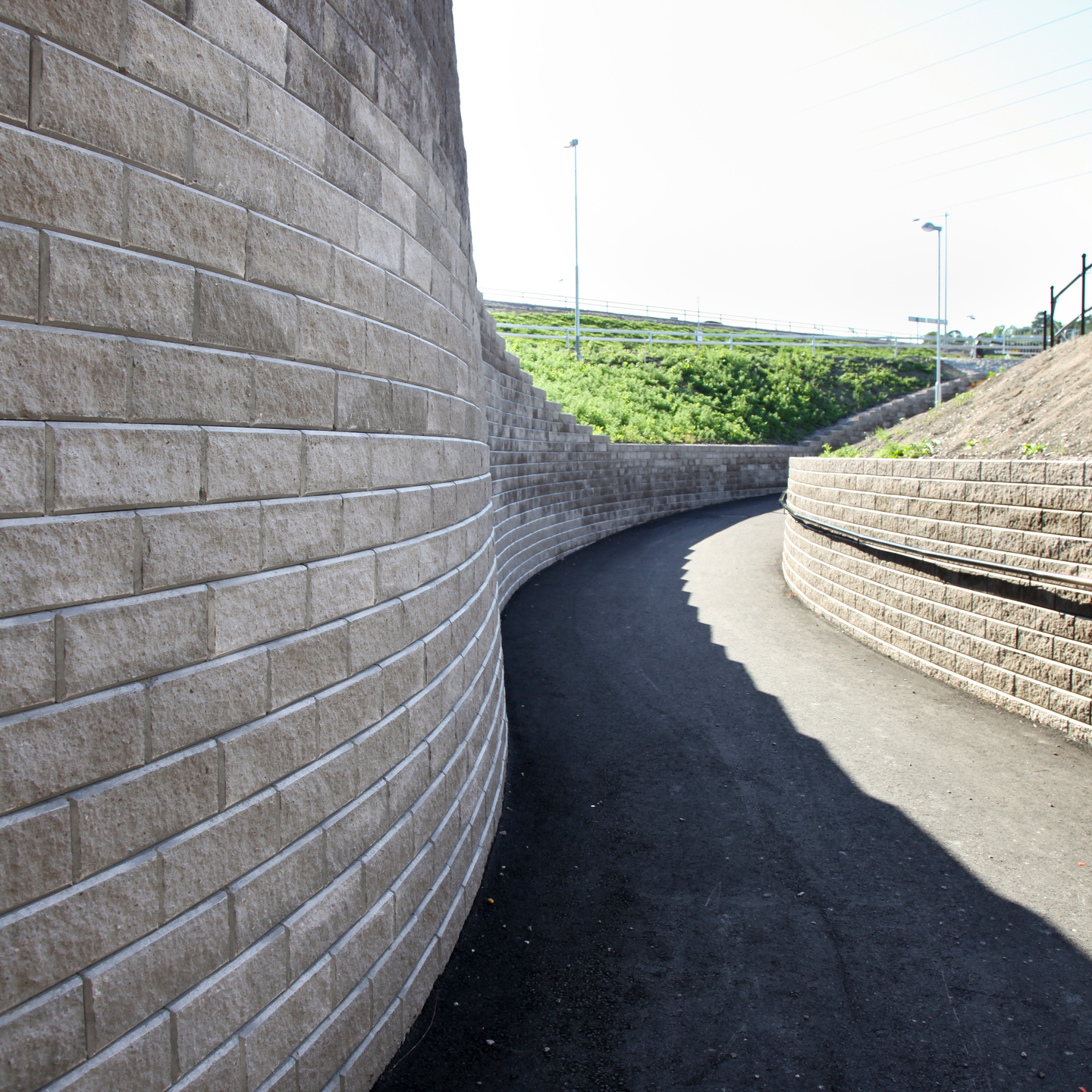 MURSTEN BENDERS MEGAWALL PROJEKT, LUTANDE GRÅ H 400X200X150MM