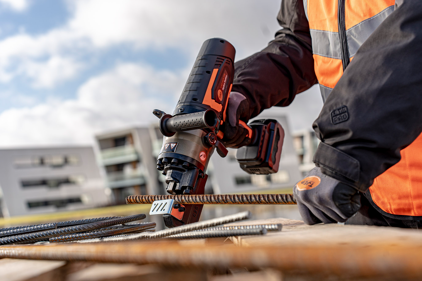 Harjateräsleikkuri TJEP HCS-20B 2x4,0Ah akkua ja pikalaturi