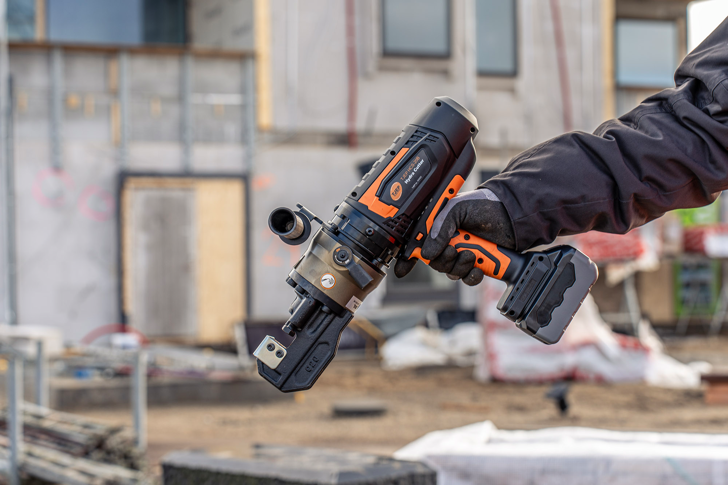 Harjateräsleikkuri TJEP HCS-20B 2x4,0Ah akkua ja pikalaturi