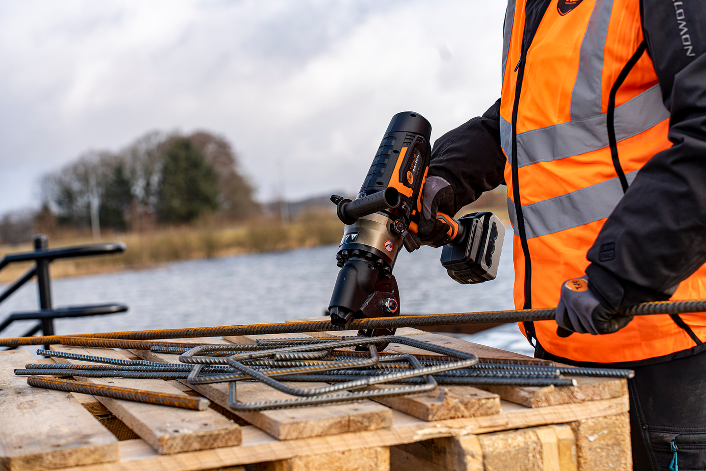 Harjateräsleikkuri TJEP HC-18B 2x4,0Ah akkua ja pikalaturi