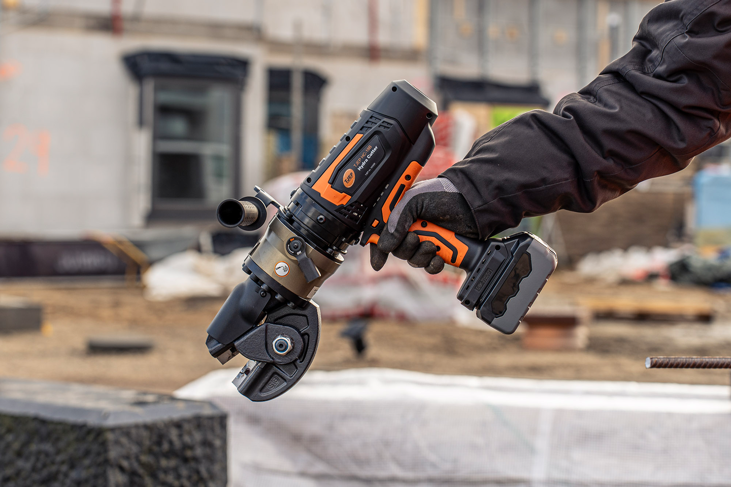 Harjateräsleikkuri TJEP HC-18B 2x4,0Ah akkua ja pikalaturi