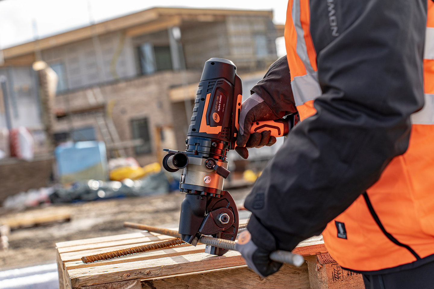 Harjateräsleikkuri TJEP HC-18B 2x4,0Ah akkua ja pikalaturi