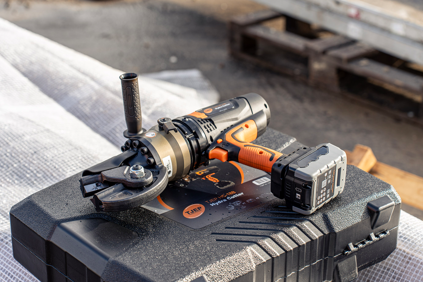 Harjateräsleikkuri TJEP HC-18B 2x4,0Ah akkua ja pikalaturi