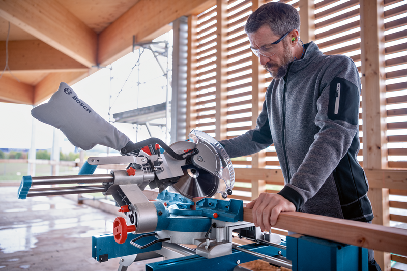 KAP-/GERINGSSÅG BOSCH GCM 18V-254 D SOLO