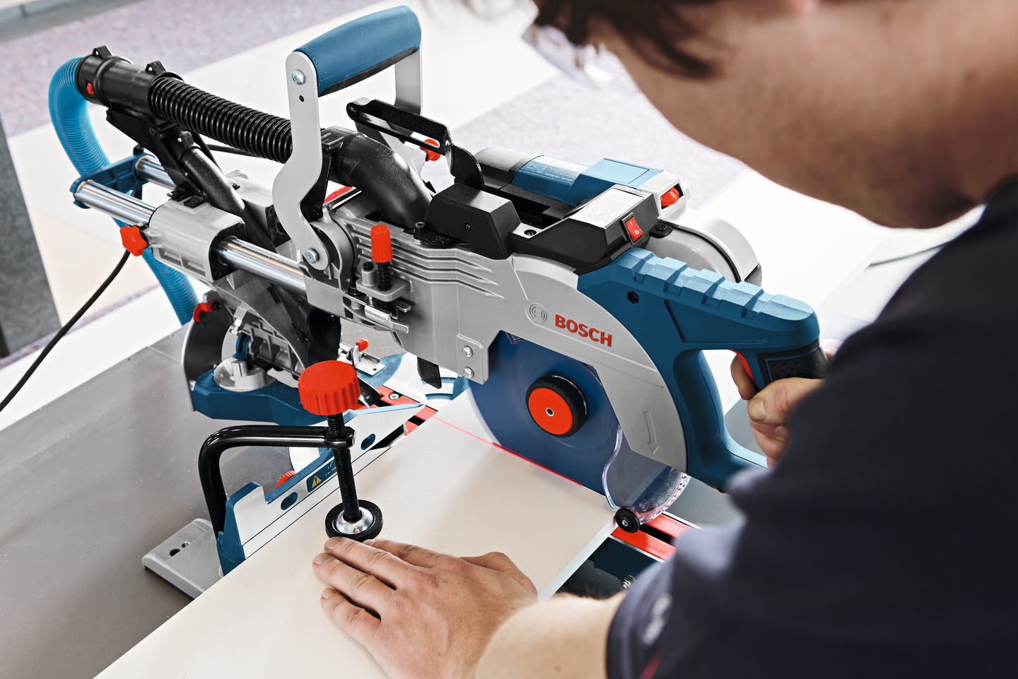 KAP-/GERINGSSÅG BOSCH GCM 8 SDE UTDRAGBAR