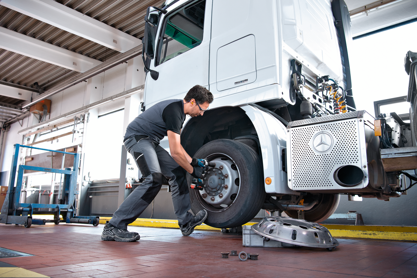 Akkuiskumutterinväännin Bosch GDS 18V-1050 H Solo