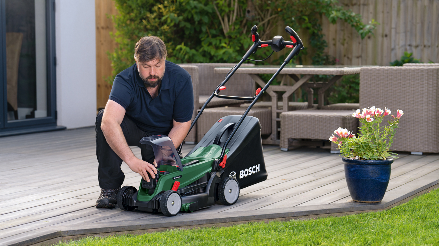 Akkuruohonleikkuri Bosch UniversalRotak 2x18V-37-550 2x4,0Ah