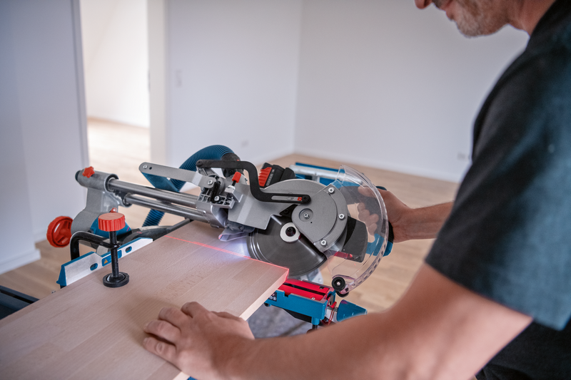 KAP-/GERINGSSÅG BOSCH GCM 18V-216 D SOLO