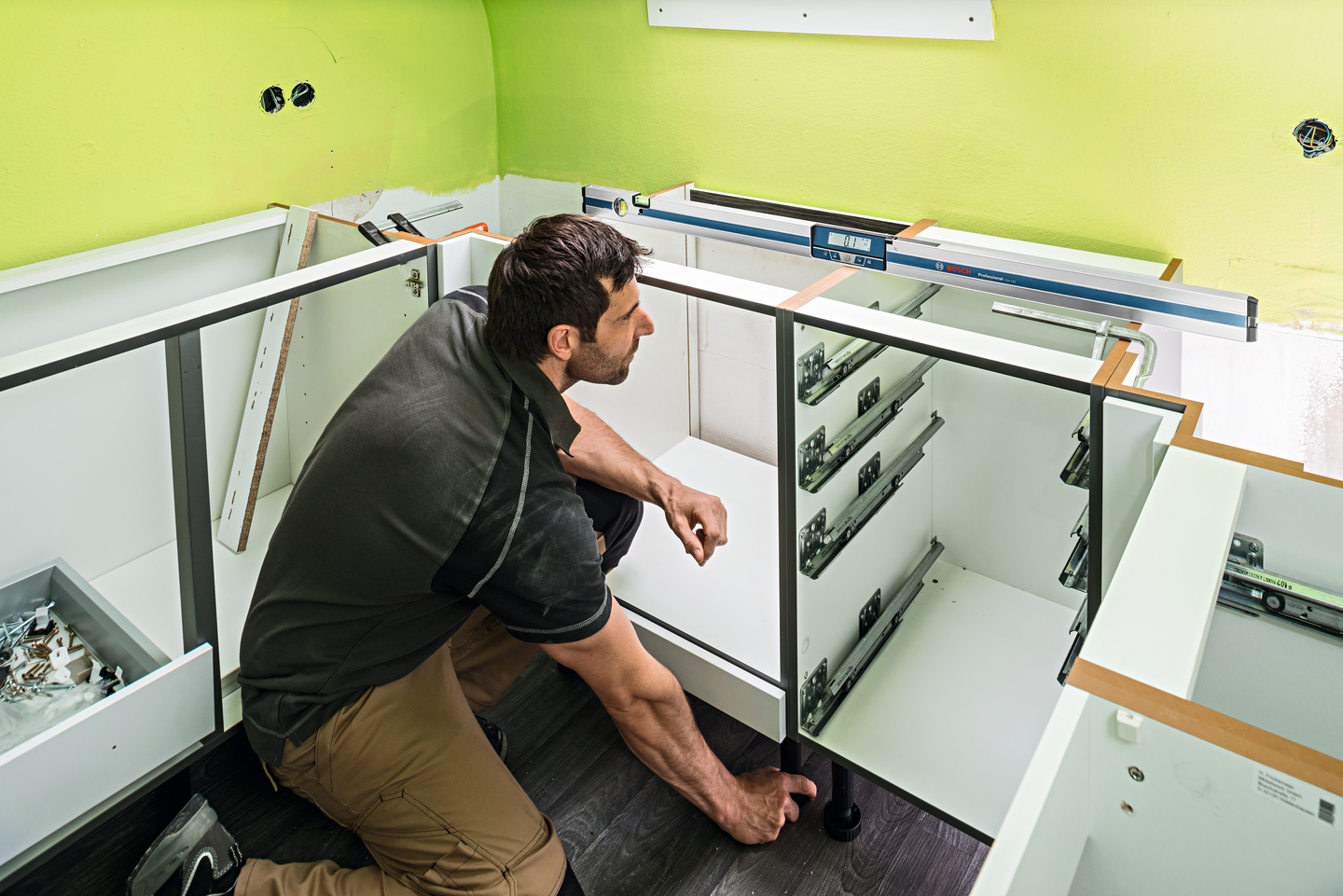 Kaltevuusmitta Bosch GIM 120 + 4 x AA-paristot ja säilytyskotelo