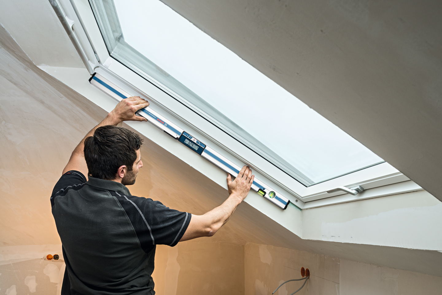 Kaltevuusmitta Bosch GIM 120 + 4 x AA-paristot ja säilytyskotelo