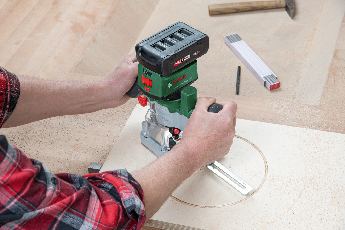 Akkujyrsin Bosch AdvancedTrimRouter 18V-8 runko setti