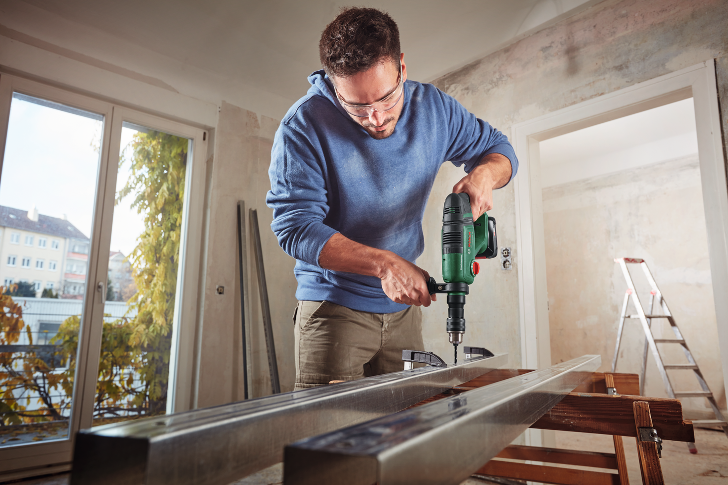 Akkuporavasara Bosch UniversalHammer 18V 1x2,5Ah