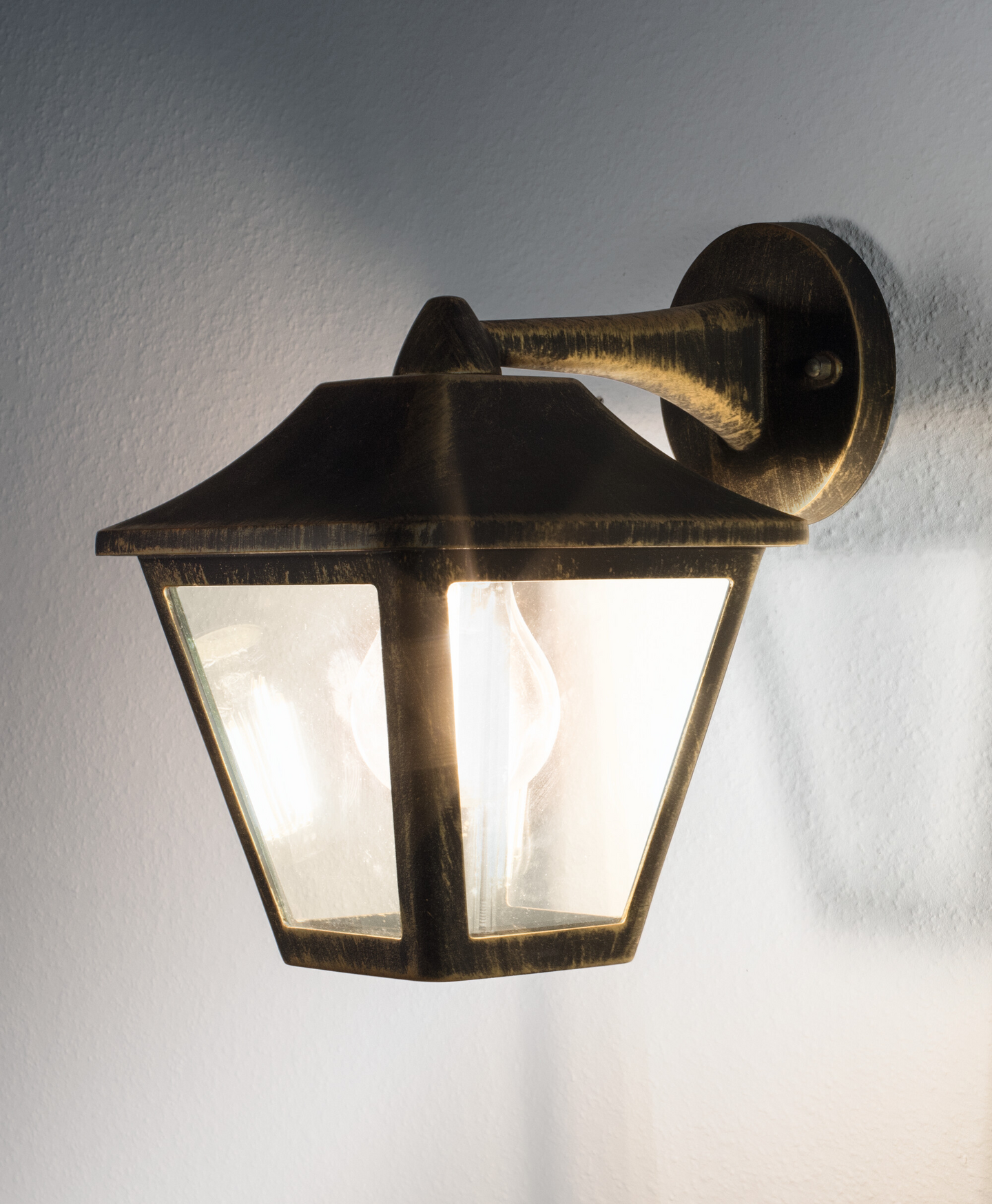 Ulkoseinävalaisin OSRAM Endura Classic Tradition alumiini E27 kulta/musta