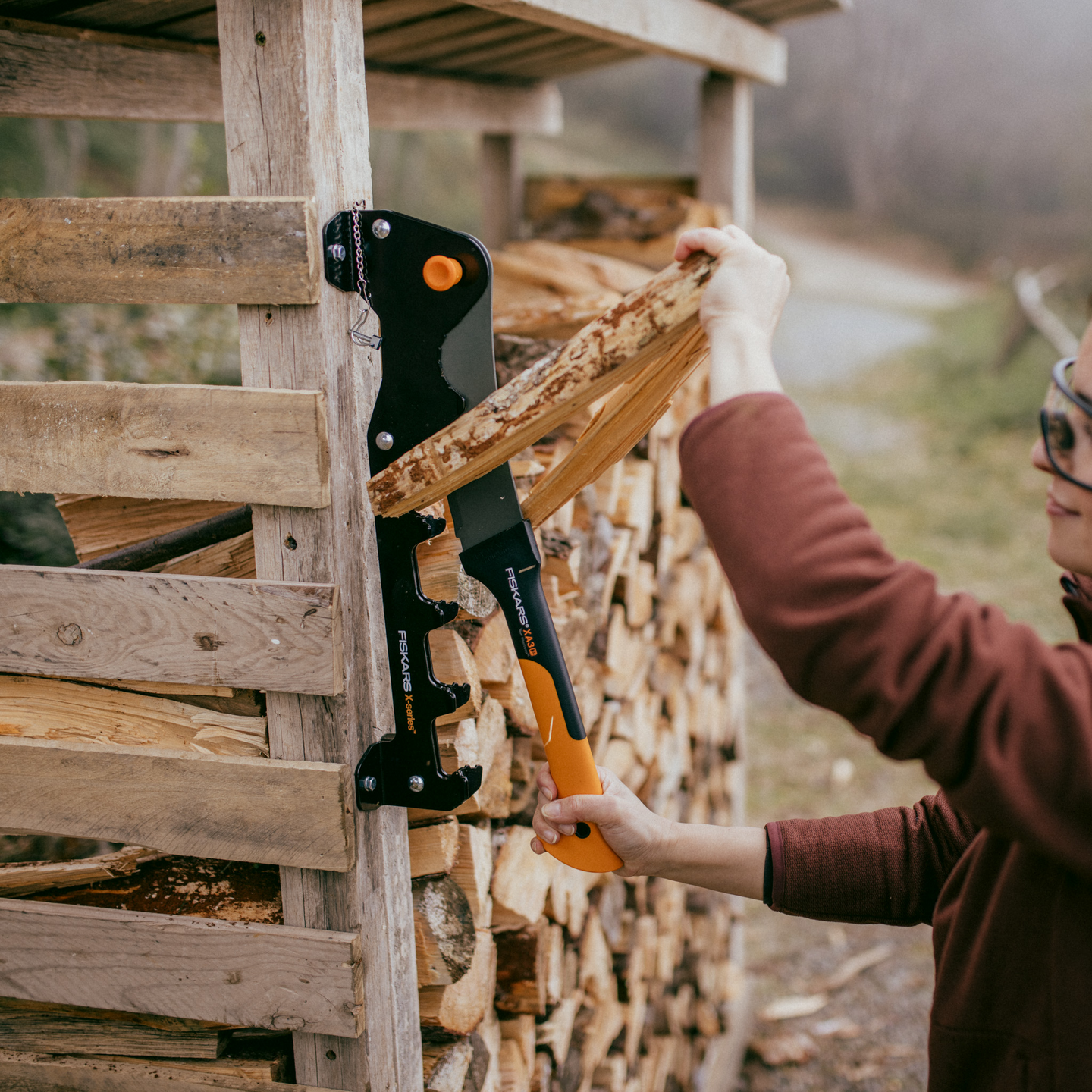 Sytykkeenhalkaisija Fiskars X-Series sytykkeenhalkaisija seinään