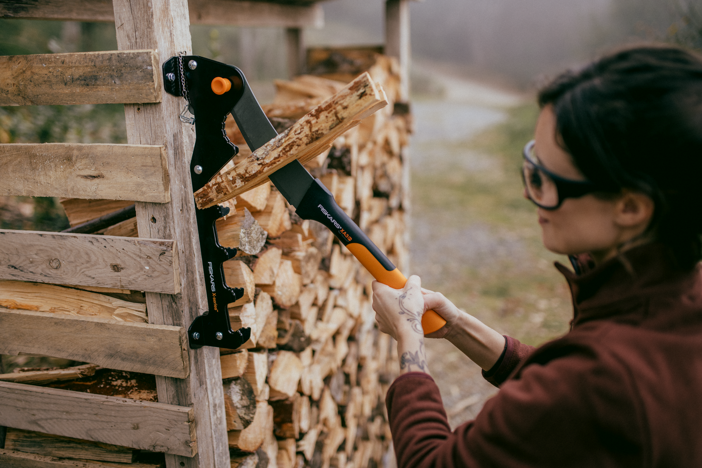 Sytykkeenhalkaisija Fiskars X-Series sytykkeenhalkaisija seinään