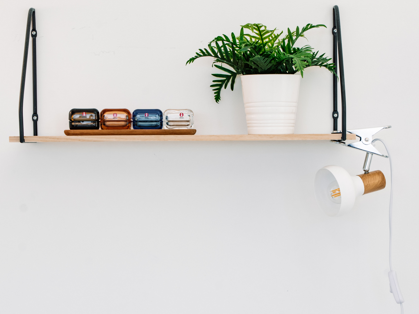 Nipistinvalaisin Sessak Isa valkoinen