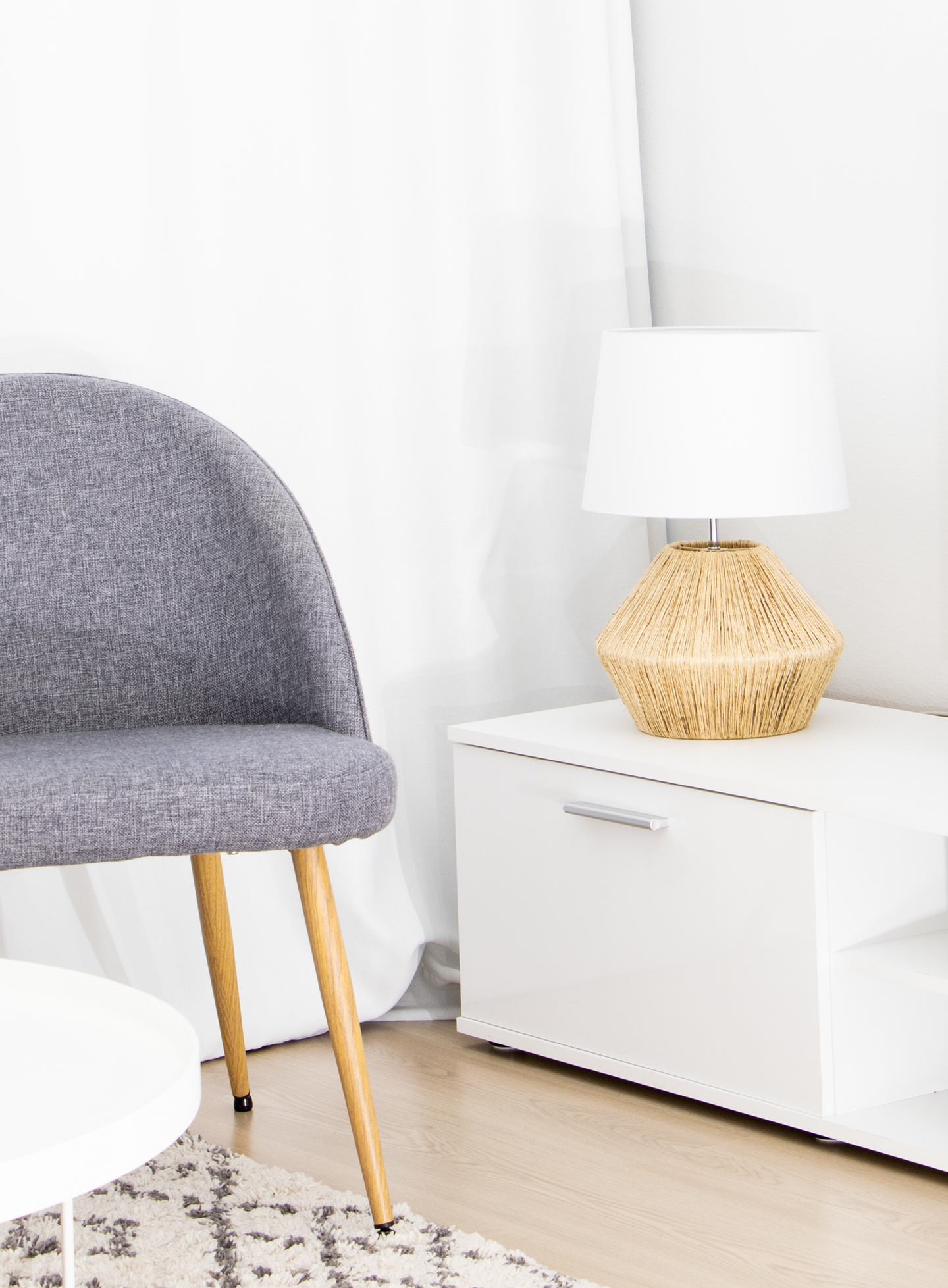 Pöytävalaisin Sessak Addie luonnonvaalea