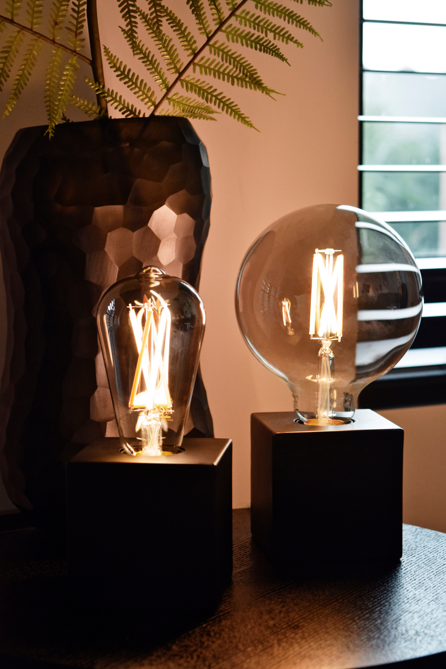 Pöytävalaisin Calex Kuutio E27 mattamusta