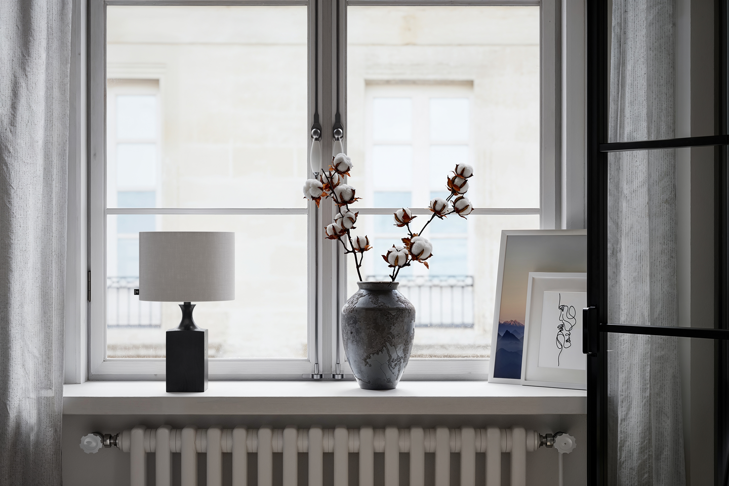 Pöytävalaisin By Rydens Woody matala musta/valkoinen