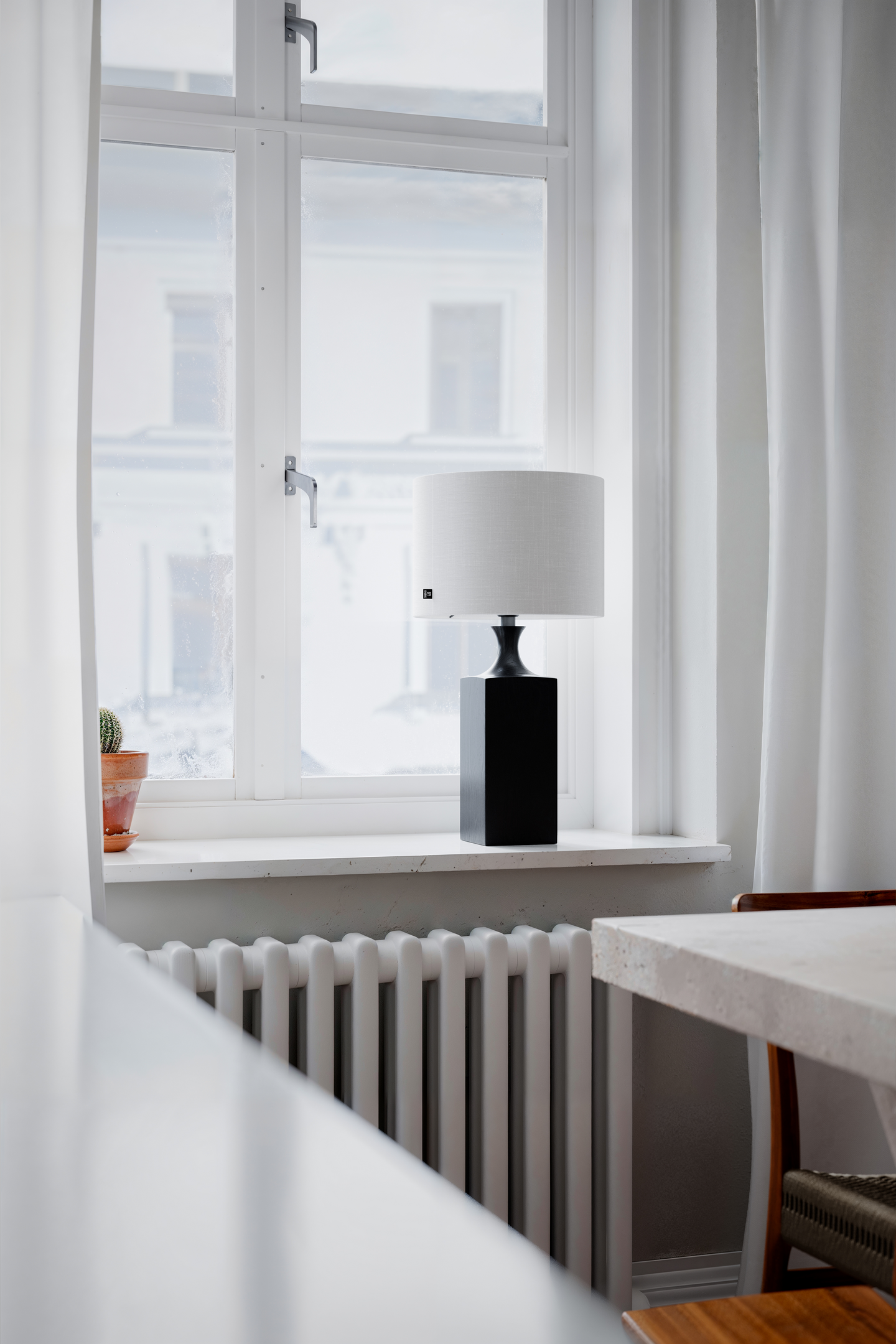 Pöytävalaisin By Rydens Woody korkea musta/valkoinen