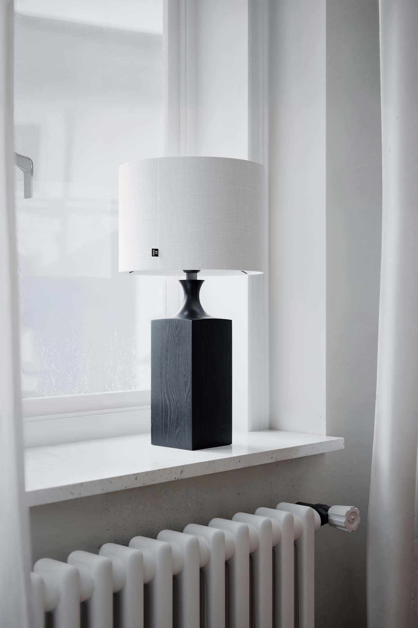 Pöytävalaisin By Rydens Woody korkea musta/valkoinen