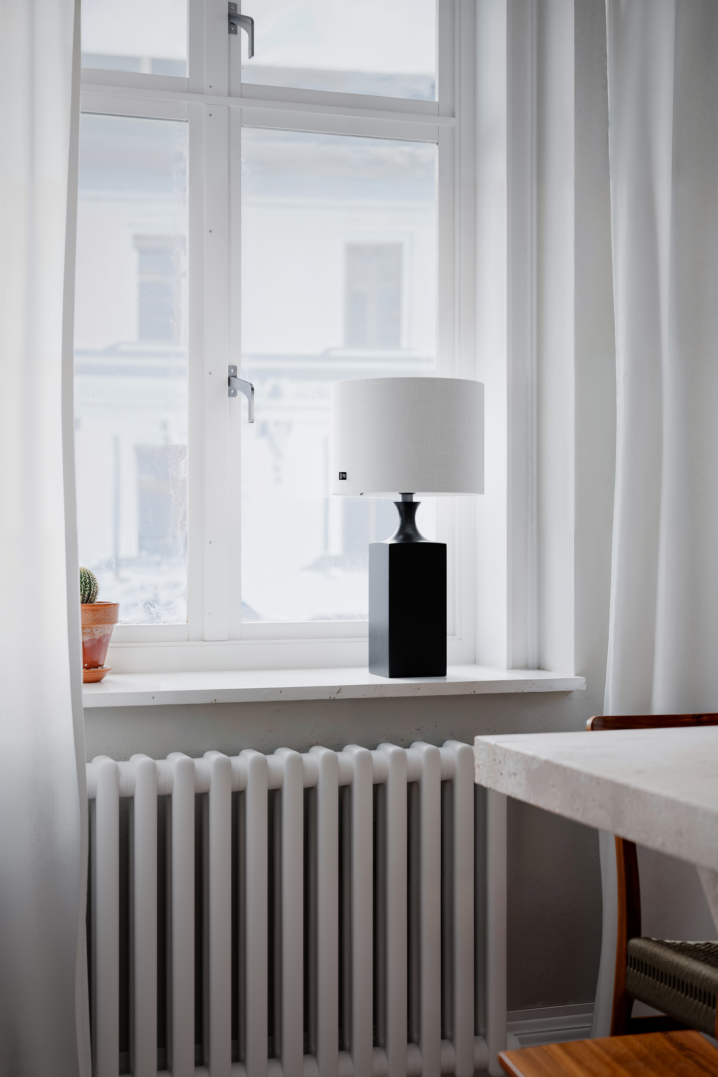 Pöytävalaisin By Rydens Woody korkea musta/valkoinen