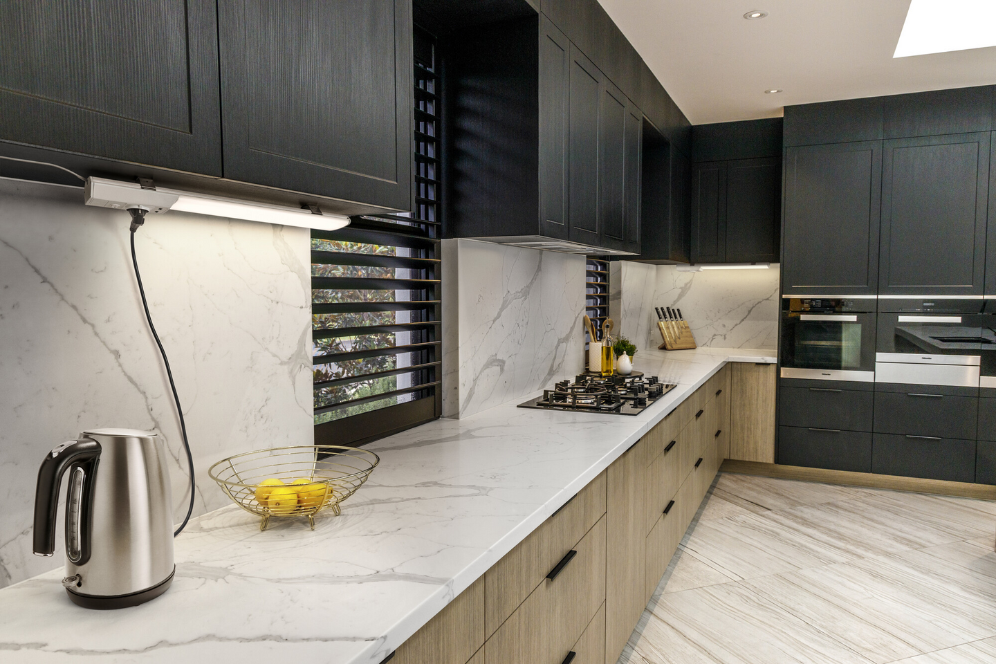 LED-työpistevalaisin OSRAM Linear Flat Socket 4000K 800lm 2xUSB+pistorasialla