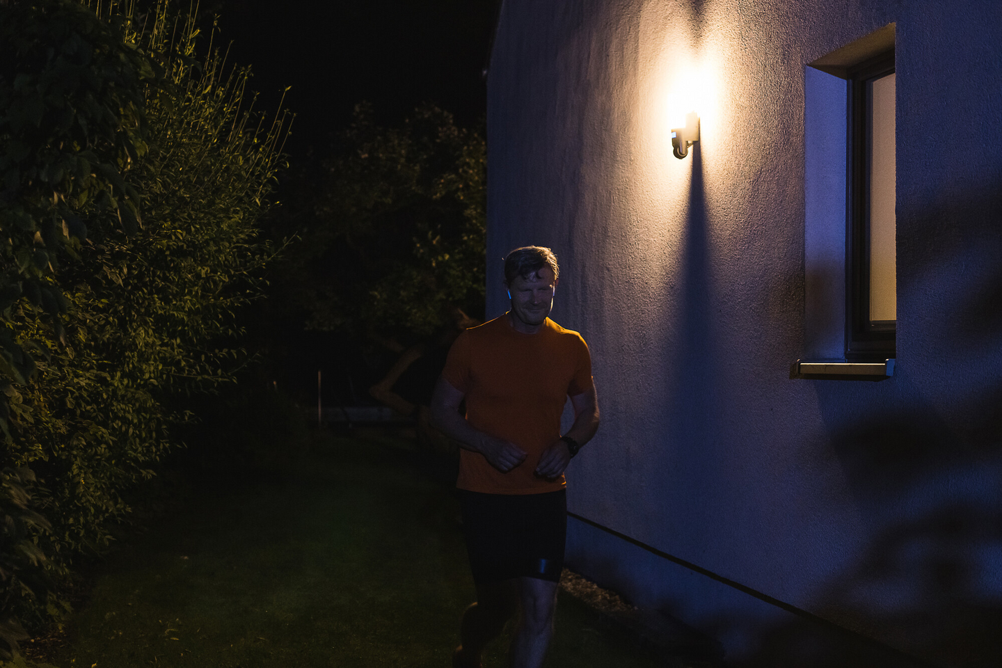 Led-seinävalaisin OSRAM Smart+ WiFi Wall Camera Control 900lm IP44 tumman harmaa