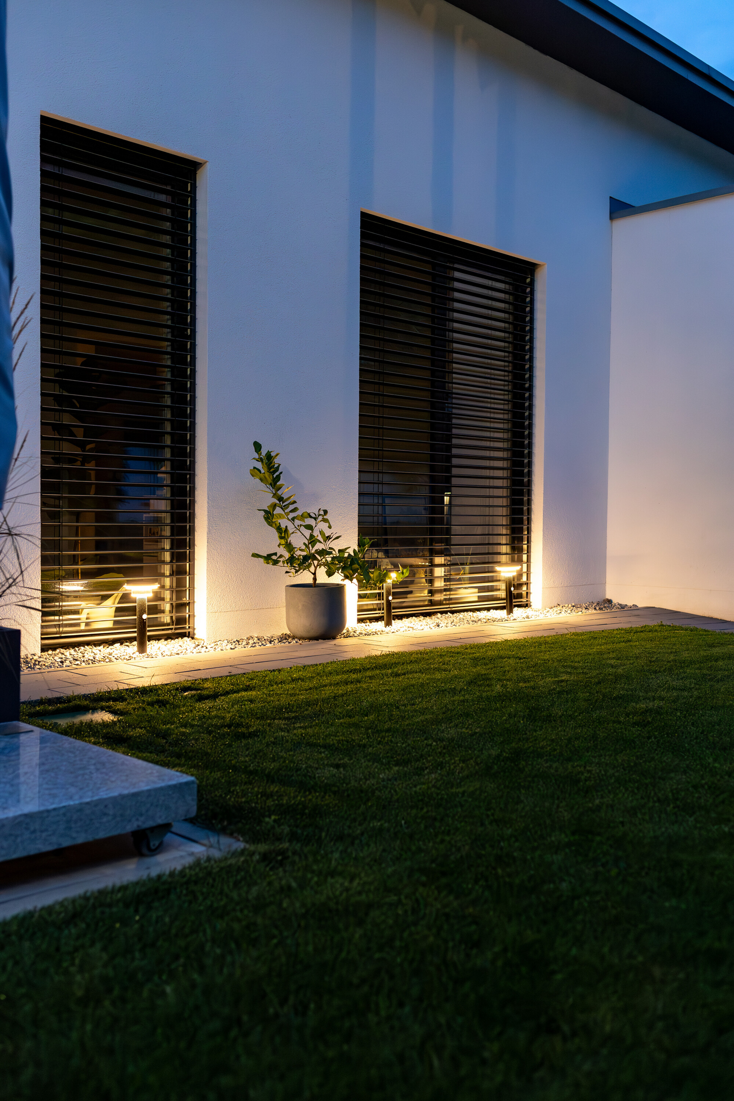 Led-seinävalaisin OSRAM Endura Style Solar Post 6W 3000K 400lm IP44 musta